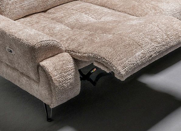 Gros plan sur un canapé relax en tissu beige, MF International